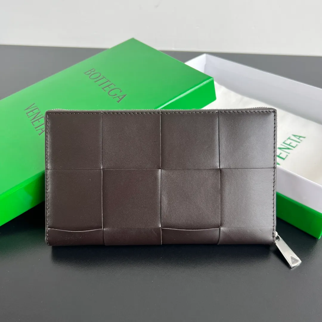 #Bv Men's Large Plaid Wallet 649607 Made of classic woven cowhide, soft, comfortable and textured. The detailed internal partition design and high-quality lining material ensure the durability and neatness of the wallet. It can store cash/cards and other small items. It is very practical. It is enough to take it with you when you go out. This wallet is definitely your best choice. Size: 19x11.4x2 P980